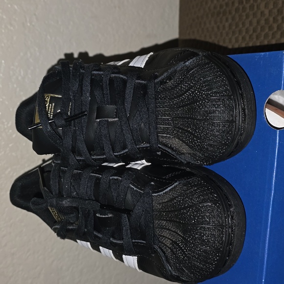 Shell Toe Adidas (Unisex) - Picture 2 of 5